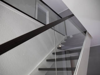 Gerade Treppe mit Glasgeländer, Holzmanufaktur Ballert e.K. Holzmanufaktur Ballert e.K. Moderner Flur, Diele & Treppenhaus