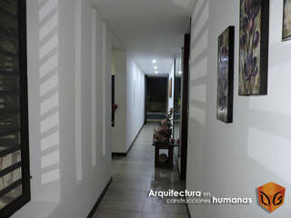 CASA ANAPOIMA, DG ARQUITECTURA COLOMBIA DG ARQUITECTURA COLOMBIA Pasillos, vestíbulos y escaleras de estilo moderno