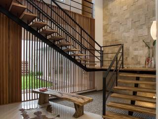 kbp house, e.Re studio architects e.Re studio architects Modern corridor, hallway & stairs