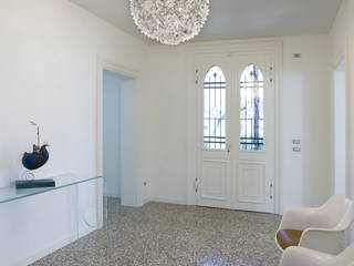 Neo-gothic Villa, ZAA Zanon Architetti Associati ZAA Zanon Architetti Associati Ingresso, Corridoio & Scale in stile moderno