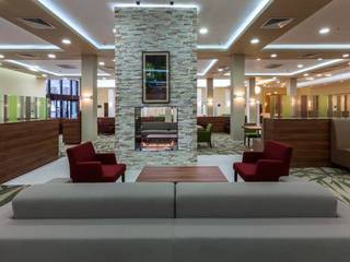 Fireplace in Hilton Garden Inn Moscow New Riga, S. T. Unicom Pvt. Ltd. S. T. Unicom Pvt. Ltd. Salones modernos