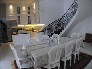 Rumah di Duren Sawit, jakarta, Anantawikrama Studio Anantawikrama Studio Classic style dining room