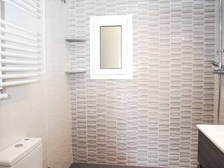 Nueva reforma de vivienda en calle València de Barcelona, Grupo Inventia Grupo Inventia Modern bathroom Tiles