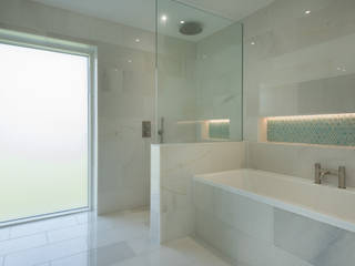 Contemporary Replacement Dwelling, Cubert, Laurence Associates Laurence Associates Moderne Badezimmer Weiß bathroom,bath,modern bathtub,shower,walk-in shower,white,modern