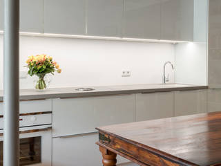 Weißer Monolith in Babelsberg, BÖHM Interieur BÖHM Interieur Kitchen units Ceramic