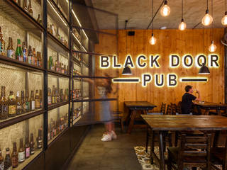BLACK DOOR PUB GARAGE STYLE, IK-architects IK-architects Industrial style bars & clubs