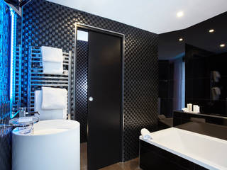 Systempool and KRION® at Hotel Déclic; a homage to photographic art and Paris, KRION® Porcelanosa Solid Surface KRION® Porcelanosa Solid Surface Ванная комната в стиле модерн