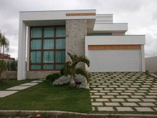 Residência modernista no Cond. Athenas, Ronaldo Linhares Arquitetura e Arte Ronaldo Linhares Arquitetura e Arte 獨棟房