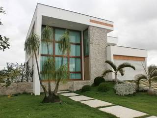 Residência modernista no Cond. Athenas, Ronaldo Linhares Arquitetura e Arte Ronaldo Linhares Arquitetura e Arte Single family home