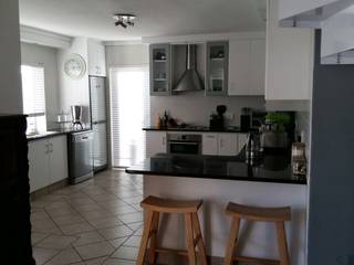 Kitchen Make-over in Harbour Island, Cape Kitchen Designs Cape Kitchen Designs Cocinas equipadas Tablero DM