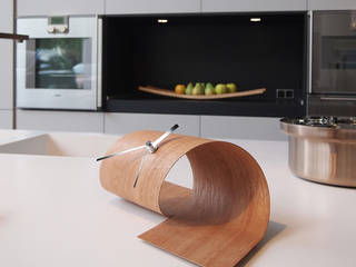 Kitchen Styling, Just For Clocks Just For Clocks Cocinas modernas: Ideas, imágenes y decoración Madera Acabado en madera