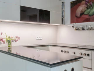 C-förmige Küche mit Spiegeleffekten, BÖHM Interieur BÖHM Interieur Cocinas equipadas Cuarzo