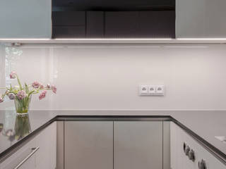 C-förmige Küche mit Spiegeleffekten, BÖHM Interieur BÖHM Interieur Built-in kitchens Quartz