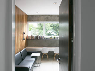 Cipaganti Studio House, INK DESIGN STUDIO INK DESIGN STUDIO Industrial style doors Grey