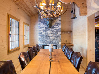 Chalet in Swiss Alps, Prestige Architects By Marco Braghiroli Prestige Architects By Marco Braghiroli Rustic style dining room