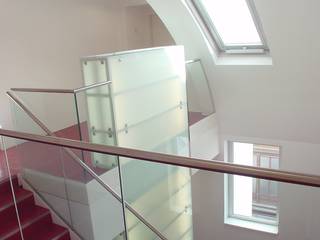 Dachgeschossausbau, Ing. Christian Weißmann Ges.m.b.H. Ing. Christian Weißmann Ges.m.b.H. Modern Corridor, Hallway and Staircase Glass