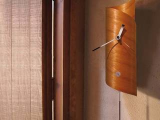 Living Room Wall Styling, Just For Clocks Just For Clocks Salas de estilo moderno Madera Acabado en madera