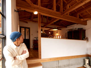 琵琶湖の家, URBAN GEAR URBAN GEAR Country style living room Wood Wood effect