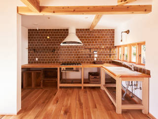 琵琶湖の家, URBAN GEAR URBAN GEAR Country style kitchen Solid Wood Brown