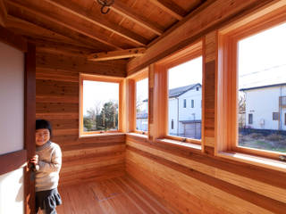 琵琶湖の家, URBAN GEAR URBAN GEAR Country style conservatory Solid Wood Wood effect