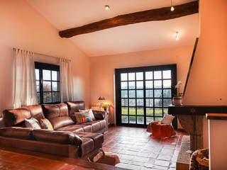 CHALET EN TIOBRE - BETANZOS MORANDO INMOBILIARIA Salones rústicos de estilo rústico