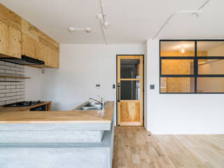 木とモノトーンの調和した家, 株式会社エキップ 株式会社エキップ Built-in kitchens Plywood