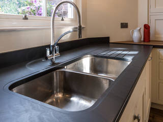 Double sink John Gauld Photography Cocinas de estilo clásico Pizarra slate,stainless steel sink