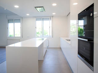 Reforma integral en Plaça Letamendi, Grupo Inventia Grupo Inventia Built-in kitchens Wood-Plastic Composite