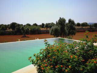 masseria mediterranea in Puglia, Natura&Architettura Natura&Architettura 地中海スタイルの プール