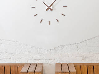 Living Room Wall Styling, Just For Clocks Just For Clocks Salones de estilo moderno Metal