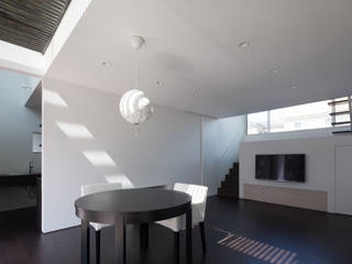 flap, *studio LOOP 建築設計事務所 *studio LOOP 建築設計事務所 Moderne woonkamers