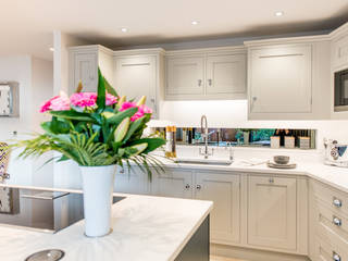 Mr & Mrs G, Kitchens - Sandbanks, Raycross Interiors Raycross Interiors Cucina attrezzata Legno Effetto legno