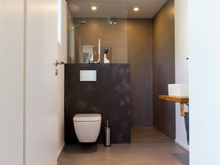 Umbau eines Satteldaches in ein Haus im Bauhausstil, FH-Architektur FH-Architektur Modern bathroom