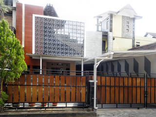 NERAWANG JOGLO, studioindoneosia studioindoneosia Rumah Modern Komposit Kayu-Plastik Wood effect