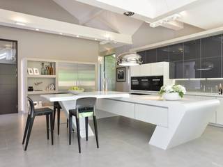 Mr & Mrs McIver, Diane Berry Kitchens Diane Berry Kitchens Built-in kitchens White