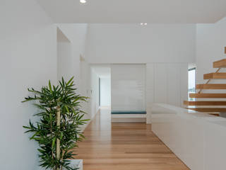 Habitação Unifamiliar de generosas áreas (+42 Fotos), HUGO MONTE | ARQUITECTO HUGO MONTE | ARQUITECTO Minimalist corridor, hallway & stairs Wood White