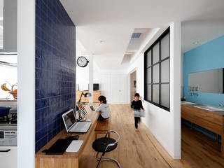 回遊できる家〈renovation〉－長く子供と仲良く、築46年の回遊できる家－, 一級建築士事務所アトリエｍ 一級建築士事務所アトリエｍ Scandinavian style living room Tiles Blue