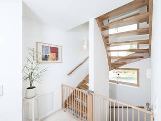 Klassik trifft Moderne, wir leben haus - Bauunternehmen in Bayern wir leben haus - Bauunternehmen in Bayern Modern corridor, hallway & stairs لکڑی Wood effect