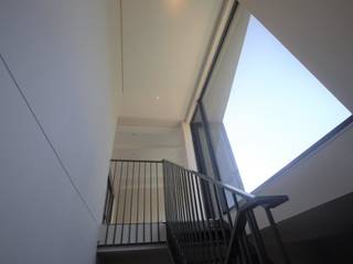 Greenpoint House, Kunst Architecture & Interiors Kunst Architecture & Interiors Nowoczesny korytarz, przedpokój i schody Żelazo/Stal Biały