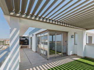 Pérgola bioclimática Saxun instalada en ático de lujo, Saxun Saxun Minimalist balcony, veranda & terrace