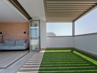 Pérgola bioclimática Saxun instalada en ático de lujo, Saxun Saxun Modern balcony, veranda & terrace