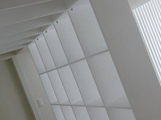 Remodelação de um apartamento T1 na foz do Porto, Davide Domingues Arquitecto Davide Domingues Arquitecto Pasillos, vestíbulos y escaleras minimalistas Tablero DM Blanco