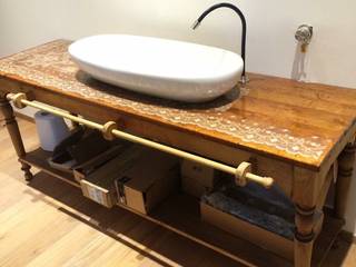 TRASFORMARE UN TAVOLO FRATTINO IN MOBILE LAVABO:  in stile  di CARLO CHIAPPANI  interior designer