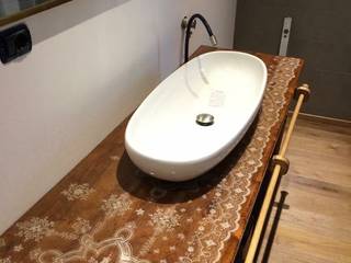 TRASFORMARE UN TAVOLO FRATTINO IN MOBILE LAVABO:  in stile  di CARLO CHIAPPANI  interior designer