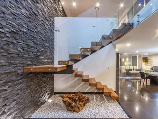 CASA CUMBRES DEL ZAMORANO, SANTIAGO PARDO ARQUITECTO SANTIAGO PARDO ARQUITECTO Modern Corridor, Hallway and Staircase