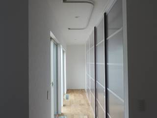 神宮の家, 奥田建築設計事務所 奥田建築設計事務所 Modern corridor, hallway & stairs