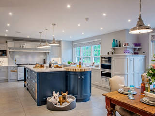 Mr & Mrs G, Hurley, Raycross Interiors Raycross Interiors Built-in kitchens Grey
