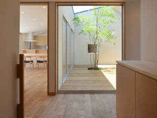 大きな中庭の家, TEKTON | テクトン建築設計事務所 TEKTON | テクトン建築設計事務所 Eclectic corridor, hallway & stairs Wood Wood effect