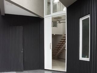 Heavy Rotation House, Parametr Architecture Parametr Architecture pintu depan Aluminium/Seng Black