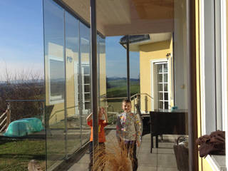 Terrassenverglasung - Glasschiebetüren, Schmidinger Wintergärten, Fenster & Verglasungen Schmidinger Wintergärten, Fenster & Verglasungen Jardines de invierno modernos Vidrio